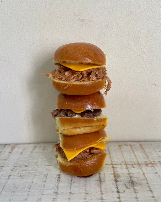 SLIDERS; Mini Cheese Burguers, Mechada Cheese y Pulled Pork Cheddar Cheese Horneables (Pack 12 Un)