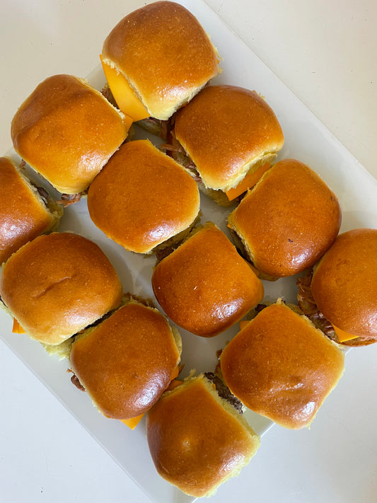 SLIDERS; Mini Cheese Burguers, Mechada Cheese y Pulled Pork Cheddar Cheese Horneables (Pack 12 Un)